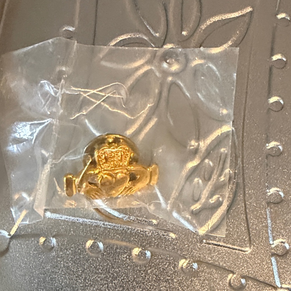 Gold Claddagh Ring Brooch